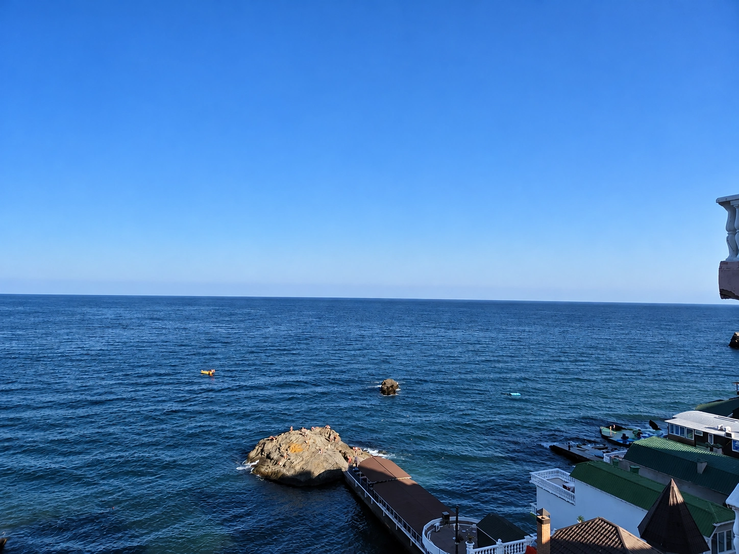 Море и скала у берега